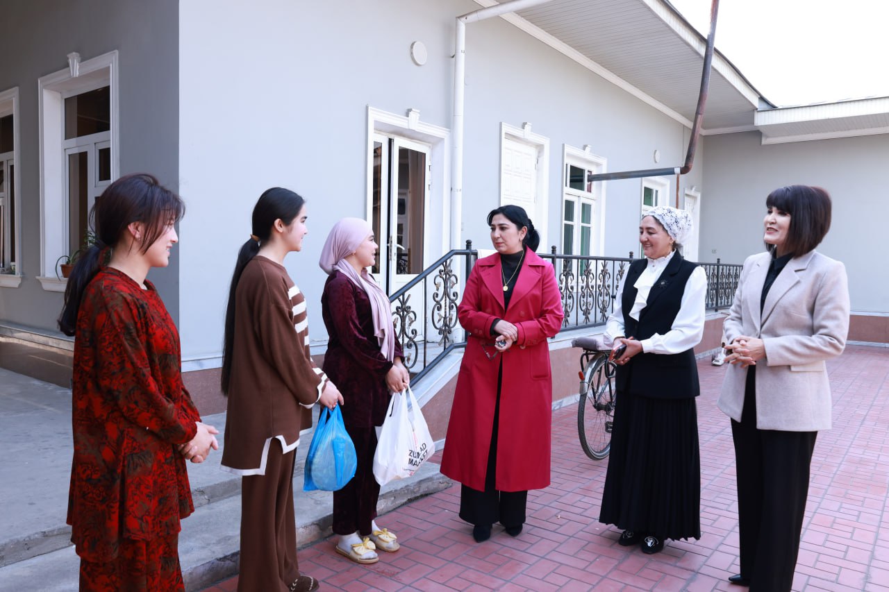 Dekan talabalarning yashash sharoitlari bilan tanishdi